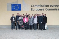 Pirkanmaan maakuntahallitus komission Berlaymont-päärakennuksen edessä